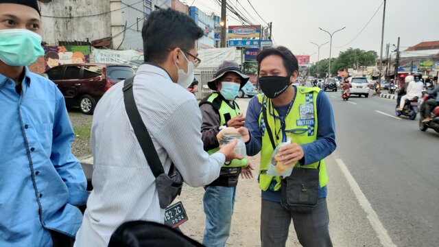 PESMADAI Bagi Takjil Gratis Di Pinggir Jalan Raya