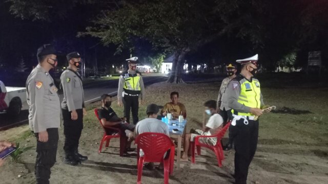 Hari Pertama Operasi Keselamatan 2021, Polres Babar Bagikan Masker.