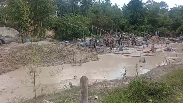 PT. Timah Diduga Kelola Aktivitas Tambang Di Pinggir Jalan Raya