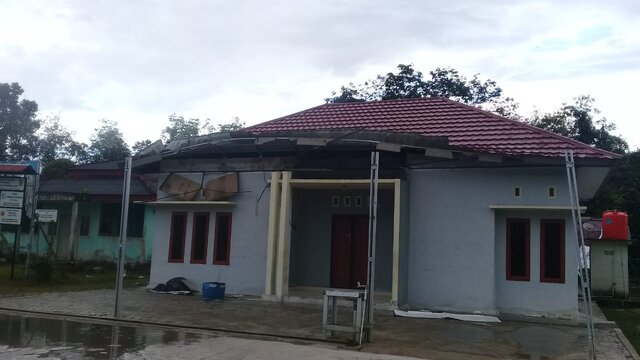 Angin Puting Beliung Hantam Kantor Desa Sungai Selan Atas