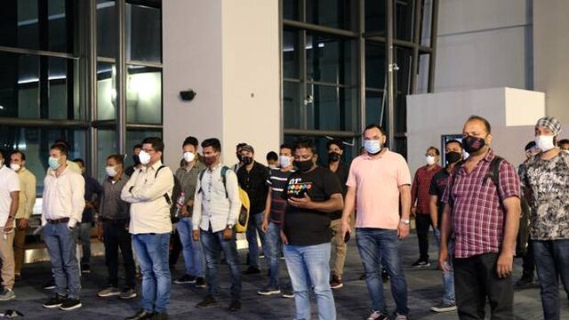 Atasi Lonjakan Covid-19, Puluhan Warga India di Pulangkan