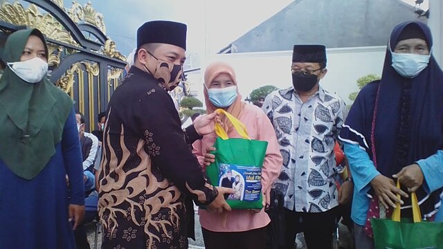Pengusaha Muda Dori Setiawan Kembali Berbagi Ratusan Sembako