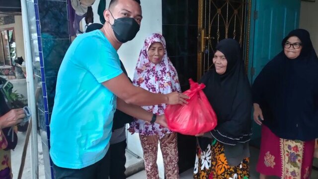 Peduli Terhadap Sesama, KNPI Pangkalpinang Bagikan Paket Sembako