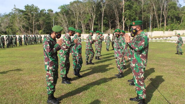 Usai Apel, Danrem 045/Gaya Gelar Halal Bihalal Bersama Prajurit