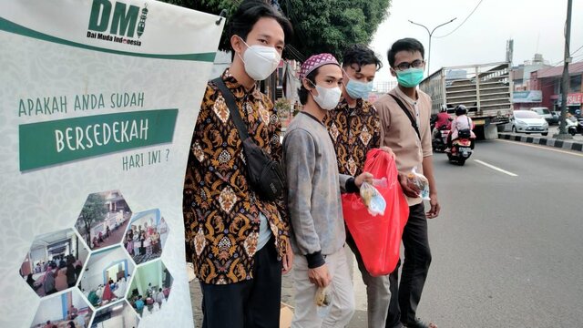 PESMADAI Tangsel Kembali Bagi-Bagi Takjil Kepada Para Pengguna Jalan
