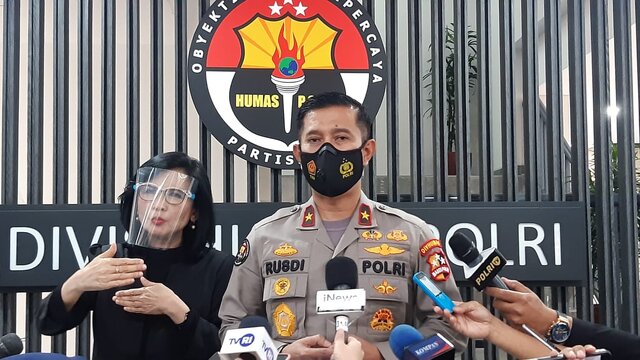 Secara Tegas Polri Belum Izinkan Munarman Di Jenguk Keluarganya