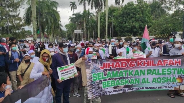 Warga Babel Gelar Aksi Bela Palestina Meskipun Diguyur Hujan