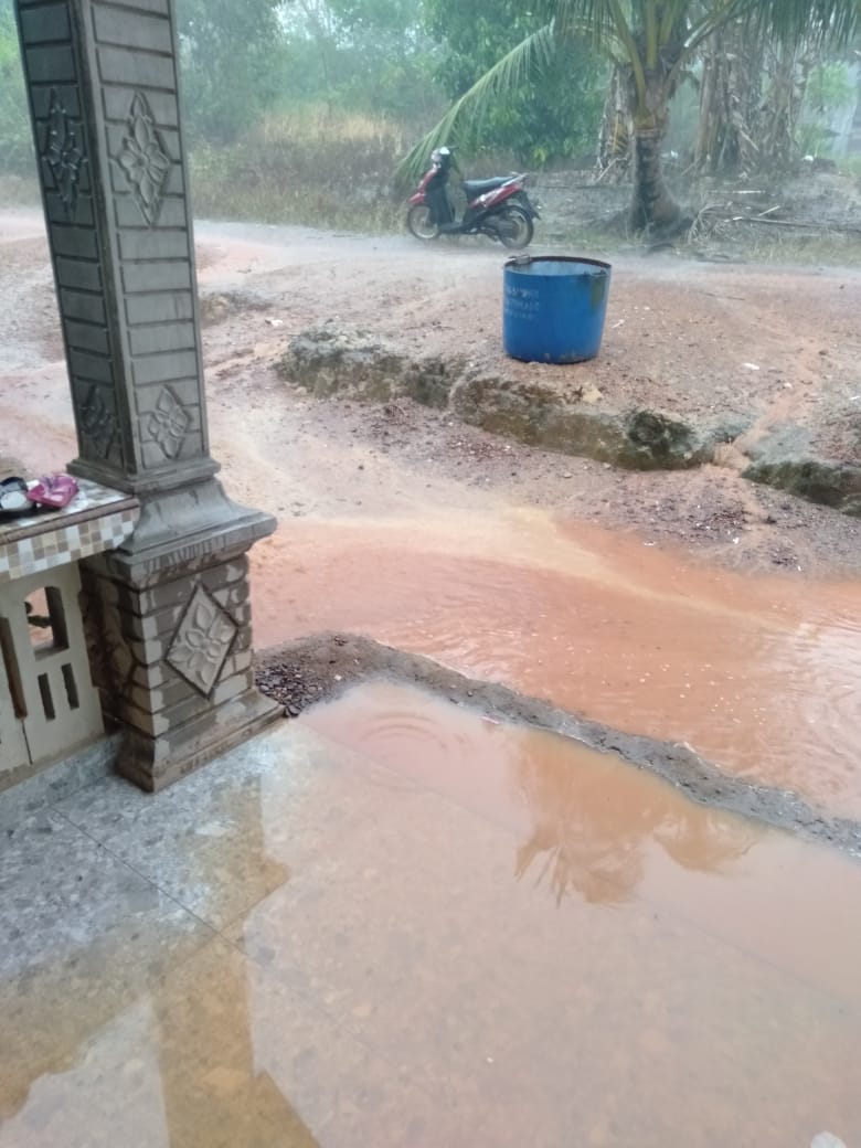 Warga Desa Perlang