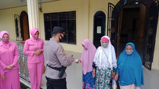 Dekat Dengan Masyarakat, Kapolsek Tabir Ulu Bantu Kaum Duafa