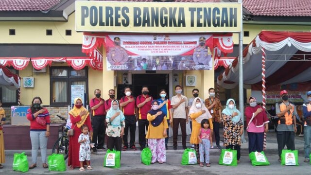 Pembagian 130 Paket Bahan Pokok, Polres Bateng Sehatkan Masyarakat
