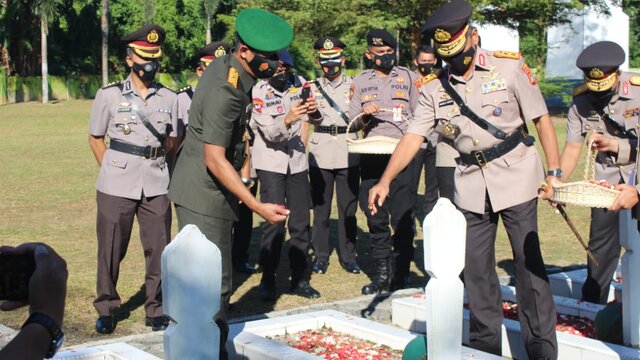 Danrem 045/Gaya Upacara dan Tabur Bunga di TMP Pawitralaya