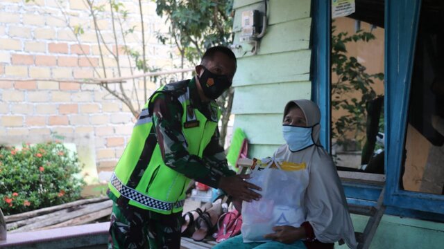 Danrem 045/Gaya Turut Bagikan Sembako Peringati HUT Bhayangkara Ke-75