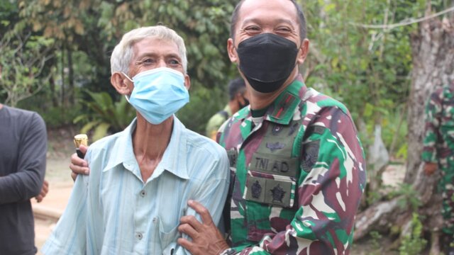 Danrem 045/Gaya Bagi Sembako Kepada Masyarakat Kurang Mampu di Babel