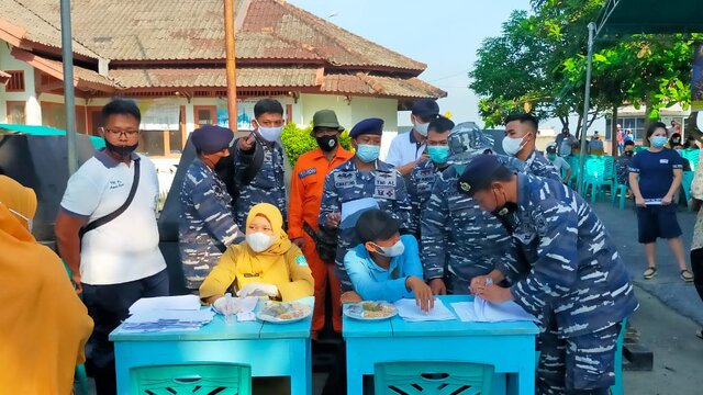 TNI AL Laksanakan Serbuan Vaksin Serentak Di Pelabuhan Pelindo