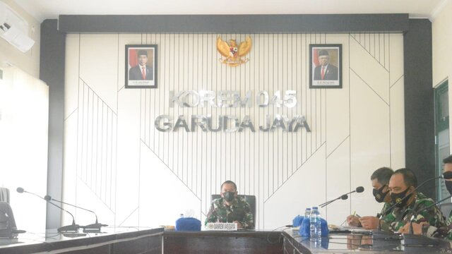Danrem 045/Gaya Ikuti Rapat Evaluasi Program Serbuan Vaksinasi