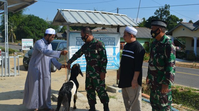 Danrem 045/Gaya Berbagi Hewan Kurban Ke Pondok Pesantren