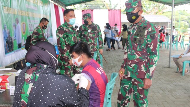Danrem 045/Garuda Jaya Tinjau Serbuan Vaksinasi Tahap Tiga