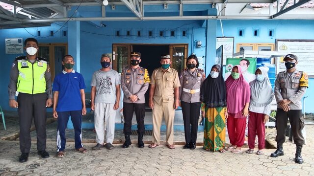 Peduli Sesama, Iptu Ellen Bagikan Bapok ke Warga Cambai Selatan