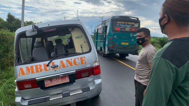 Ambulance Pengantar Jenazah Covid-19 Teguling Di Jalan Raya Desa Dendang