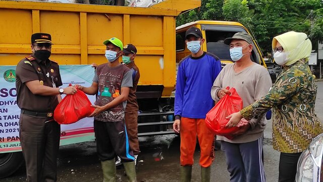 Kajari Pangkalpinang bagikan Paket Sembako Kepada Masyarakat