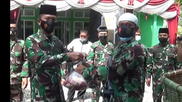 Danrem 045/Gaya Distribusikan 700 Paket Daging Qurban Idul Adha