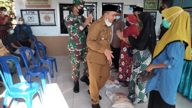 Walikota Pangkalpinang Tinjau Pencairan BST Untuk Masyarakat Terdampak Covid-19