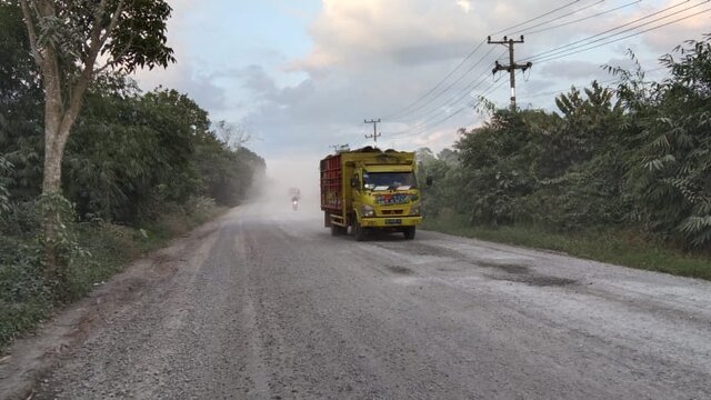 Debu Proyek PT. YASA Kabutkan Jalan, RLH Sampaikan Kecaman
