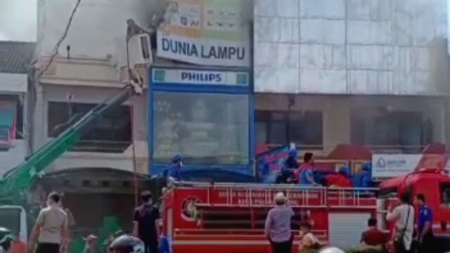 Ruko Dunia Lampu Pangkalpinang Kembali Dilahap Si Jago Merah