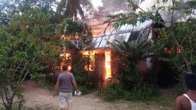 Jelang Magrib, Si Jago Merah Lalap Rumah Warga Desa Lampur