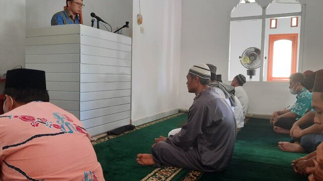 Warga Desa Trubus Salat Jum'at Perdana Bersama Bupati Algafry