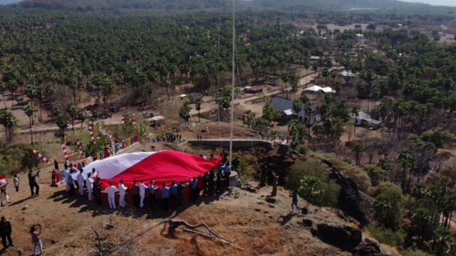 Satgas Pamtas Kibarkan Merah Putih Raksasa di Perbatasan Timor Leste