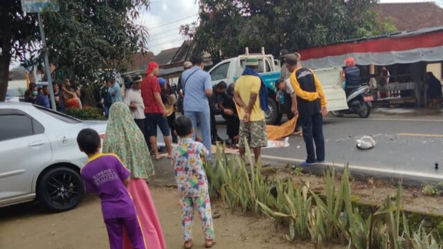 Pengendara Motor Tewas Terlindas Mobil KIA di Desa Namang