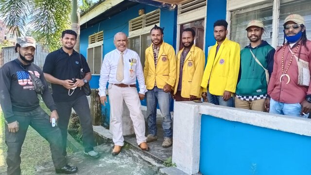 Advokat Yan Ch Warinussy,S.H Dampingi Enam Mahasiswa Hadiri Panggilan Kapolres Manokwari