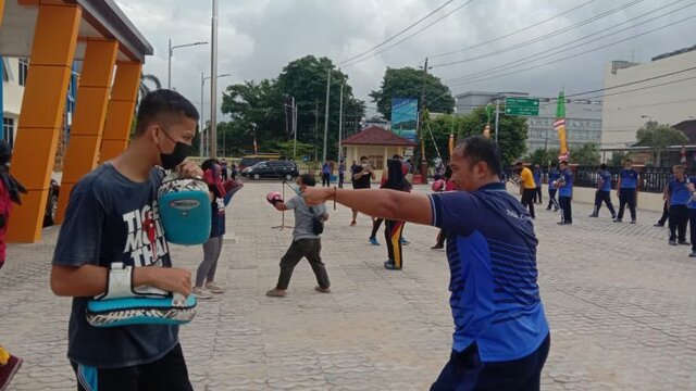 Personel Polres Pangkalpinang Ditempa Bela Diri Muay Thai