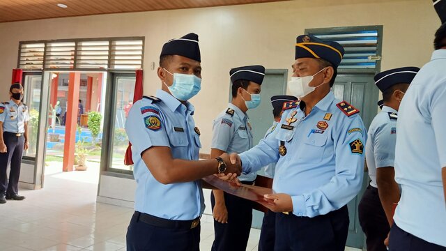 7 Pegawai Lapas Kelas IIB Tanjungpandan Terima Satyalencana Karya Satya