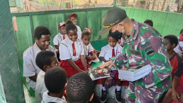 Satgas 131/Brs Beri Pelajaran dan Buku Kepada Anak-Anak Papua