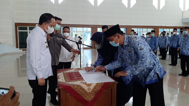Bupati Bangka Tengah Lantik 101 Pejabat Eselon III dan IV