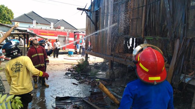 Rumah Gudang Kayu Milik Rosnani Warga Koba Terbakar
