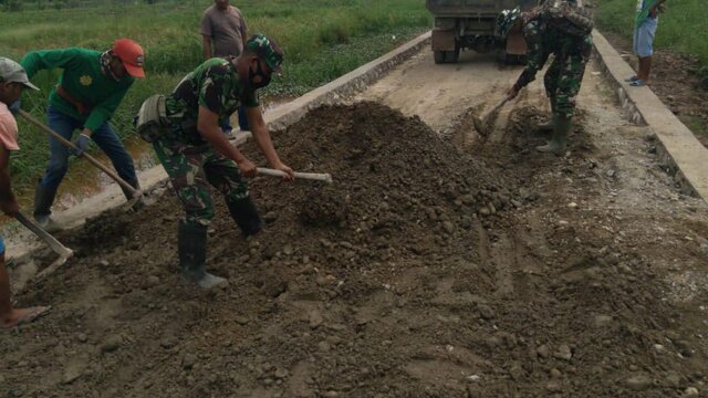 Anggota Kodim 1002/HST Dan Warga Hampar Material Sirtu