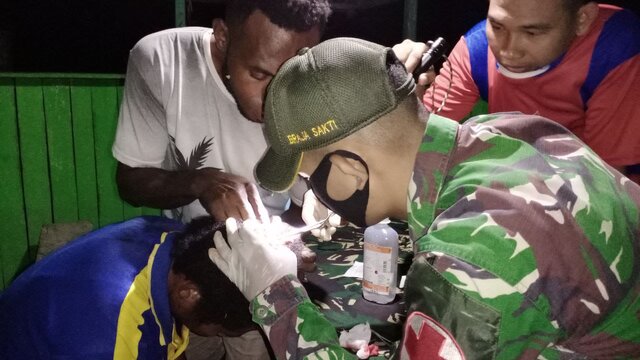 TNI Berikan Pertolongan Kepada Warga yang Mengalami Kecelakan di Papua