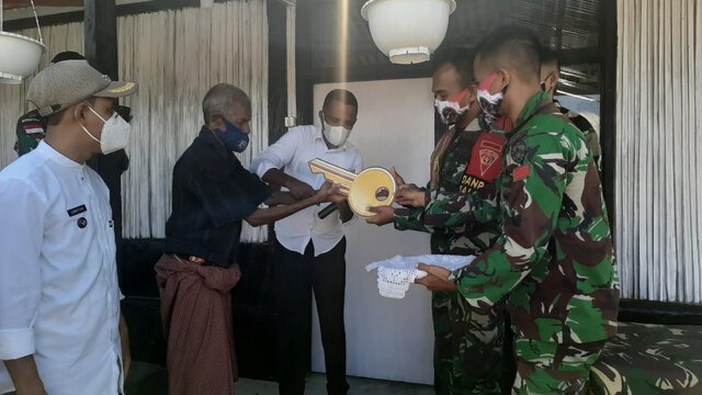 Personel Satgas Pamtas Yonif 742/SWY Bedah Rumah Warga Tulakadi