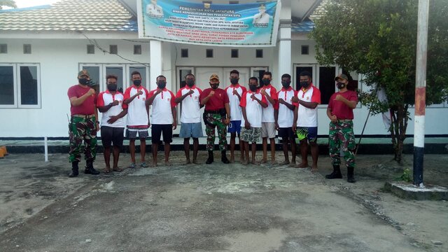 TNI Laksanakan Kerja Bakti Di Kantor Pemerintahan Skouw Papua