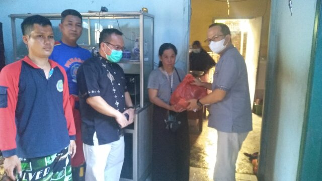 Pasca Terjadinya Kebakaran, Bupati Bateng Berikan Bantuan Kepada Nenek Maryani