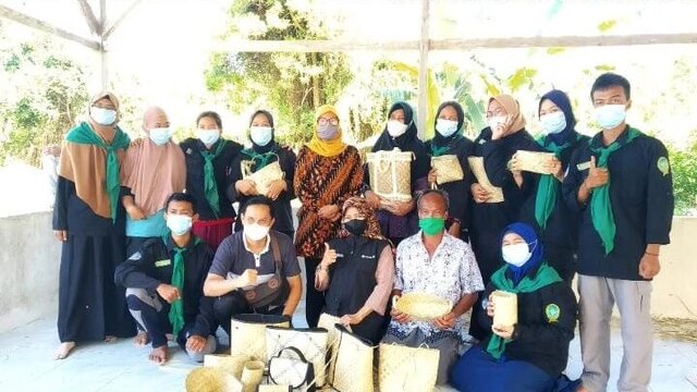 Panitia PHP2D KOMPAS UBB Selenggarakan Pelatihan Anyaman di Air Abik