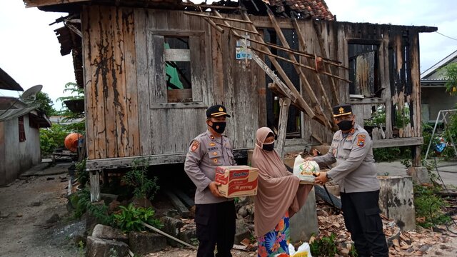 Anjangsana Kerumah Korban Kebakaran, AKBP Risya Berikan Bahan Pokok