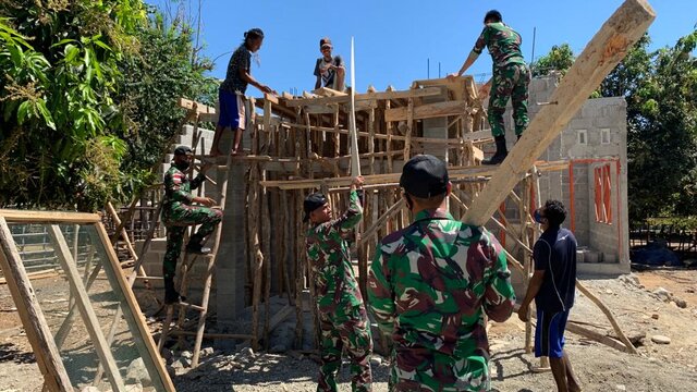 Pos jajaran Satgas Pamtas Yonif 742/SWY Kompak Gelar Jumat Bersih