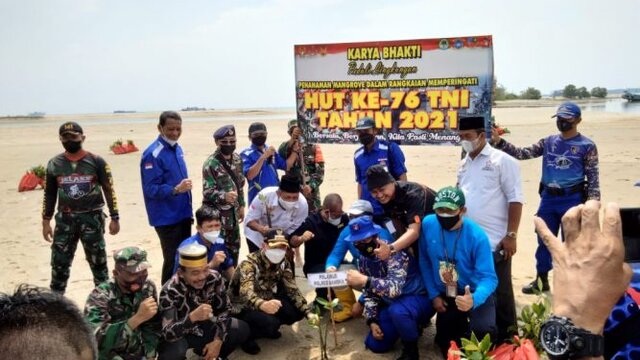 HNSI dan TNI Tanam 5000 Bibit Pohon Mangrove