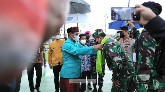 Menggunakan Pesawat CN-235, KASAL Dan Gubernur Babel Tiba Di Pulau Belitung