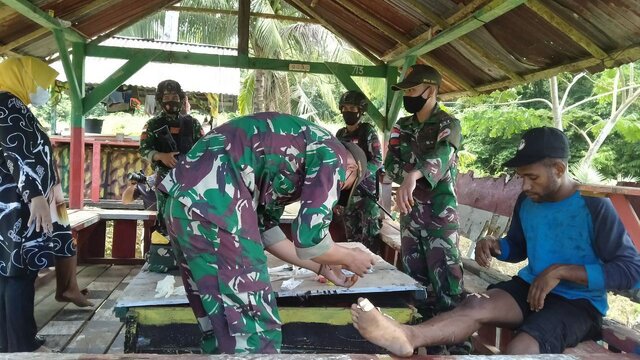 Satgas Yonif 131/Brs Bantu Obati Warga Korban Kecelakaan Lalu Lintas