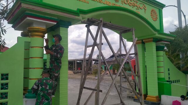 Satgas Pamtas 131/Brs Renovasi Gapura Masjid Di Keerom Papua